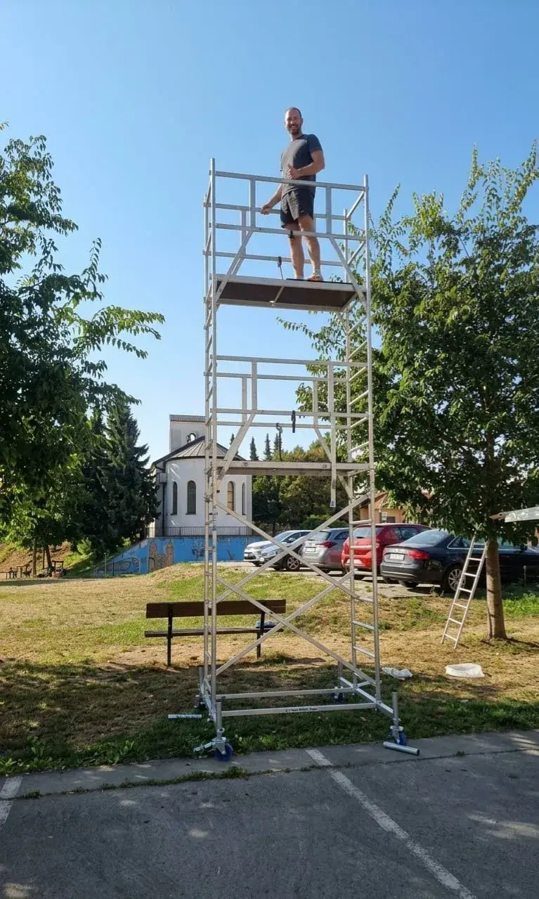 Naša pokretna skela postavljena na terenu, radna visina 7 metara