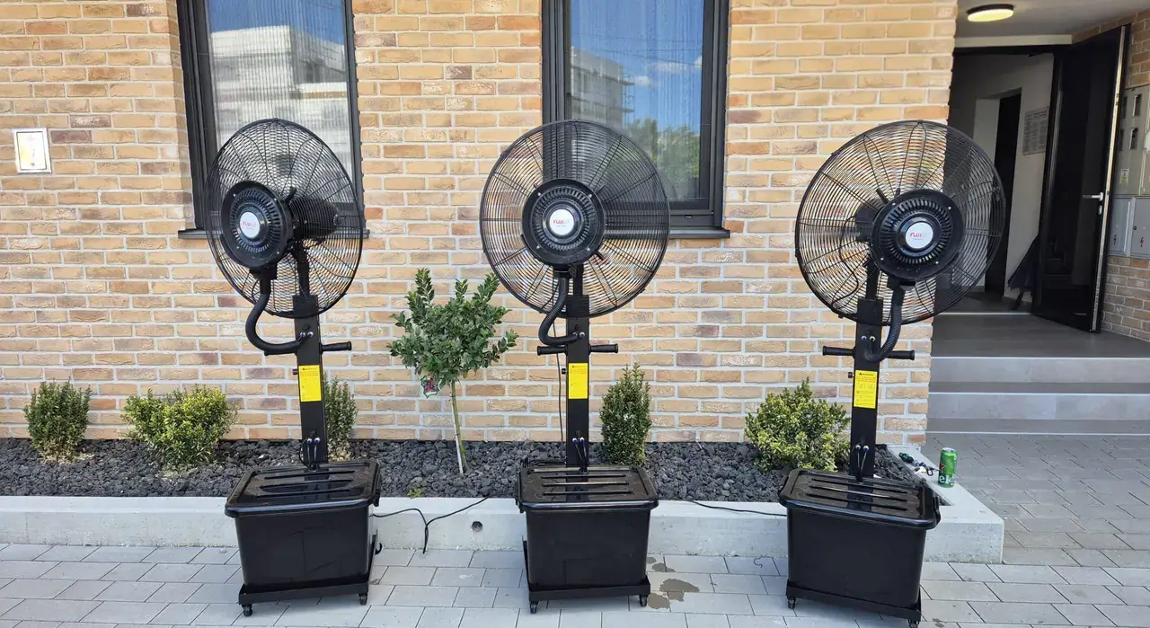 Niz ventilatora na vodu duž pročelja stambene zgrade u Zagrebu