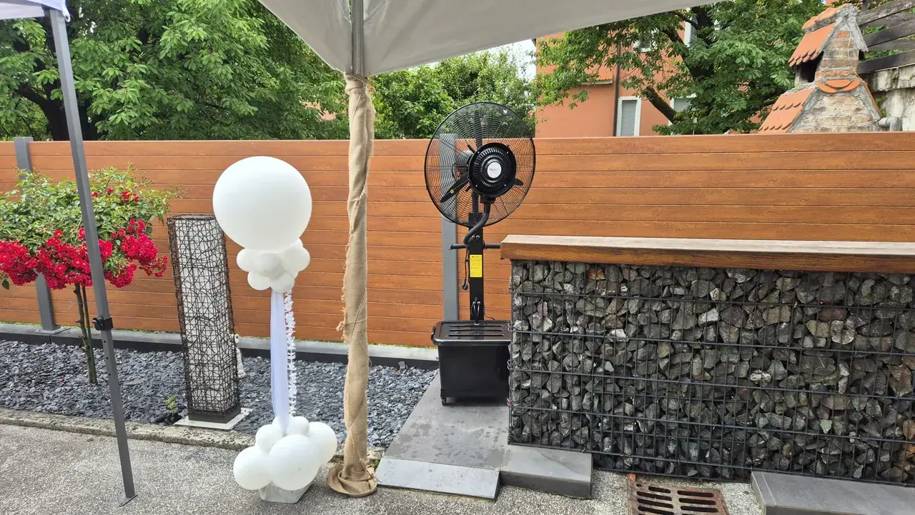 Ventilator s maglicom uz vjenčani dekor s balonima ispod šatora