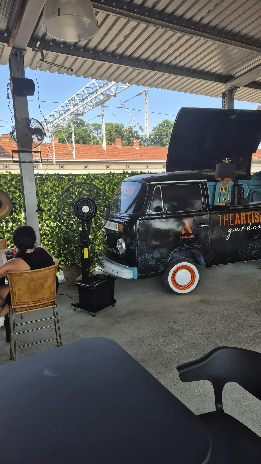 Ventilator s maglicom na terasi ugostiteljskog objekta uz food truck bar