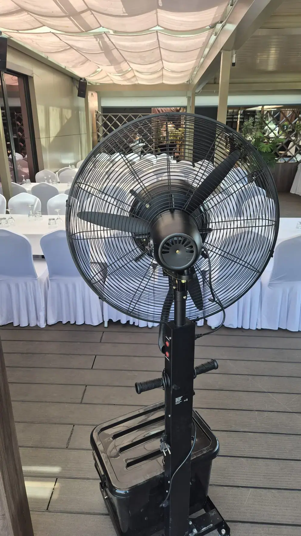 Ventilator s vodenom maglicom na terasi restorana